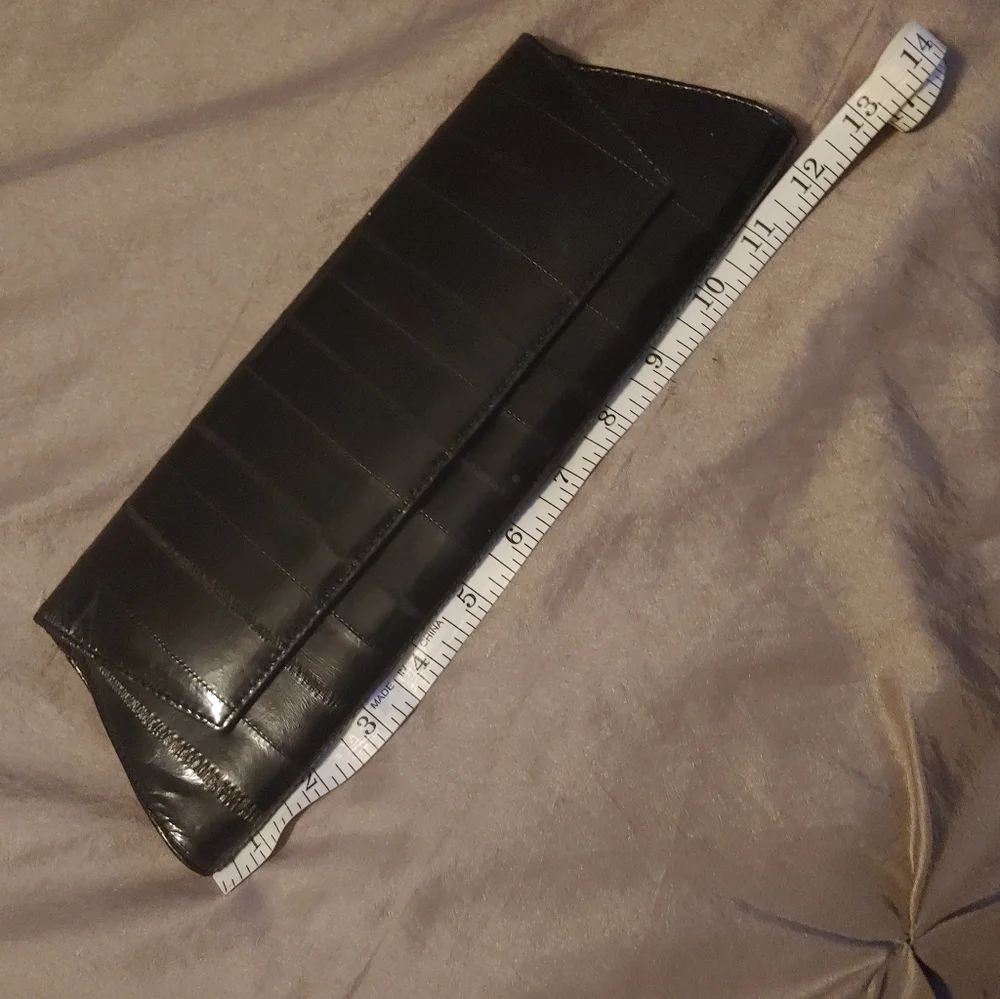 Kenneth Cole Clutch ... 🤩...very classy! - Picture 2 of 5